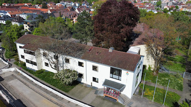 Das Bild zeigt den Eingang der Arlingerschule von einer Drohnenperspektive.