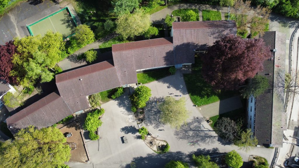 Das Bild zeigt die Arlingerschule von Oben (Drohnenaufnahme)